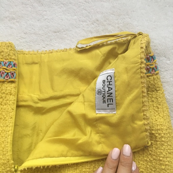 Sold! Vintage Chanel 1994 yellow scoubidou trim jacket and skirt suit - Picture 17 of 17